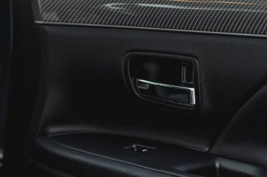 Modern arabanın iç kapı kolu yakın. Metalik araba kapısı açacağı içeride..