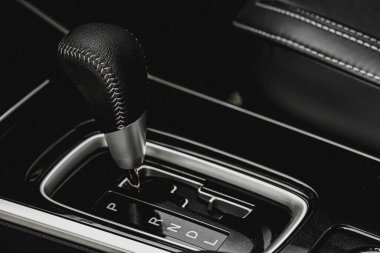 Otomatik vites kutusunu kapat. Modern bir arabada vites kolu. Modern araba iç mimarisi.