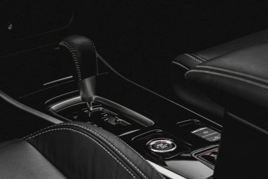 Otomatik vites kutusunu kapat. Modern bir arabada vites kolu. Modern araba iç mimarisi.