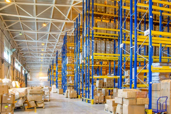 Interior Armazém Moderno Com Linhas Caixas Mercadorias Prateleiras Altas — Fotografia de Stock