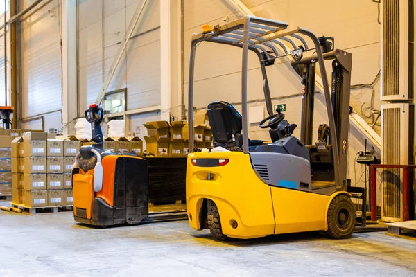 Forklift lojistik deposuna park ediyor. Modern bir deponun içinde palet istifleyici kamyon ekipmanı