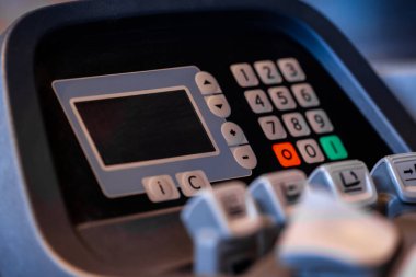 Elektrikli forklift düğmeleri ve kontrol paneli görüntüyü kapatın. Depo envanterinin sürücü kontrolünün ayrıntılı görüntüsü