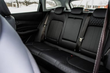 İçinde modern SUV arabası var. Modern lüks arabada deri siyah arka koltuklar. Rahat deri koltuklar..