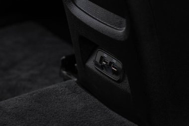 Bağlantı aygıtı için arabada USB girişi açıldı. USB şarj cihazının güç çıkışı yakın görüntüde. Arabanın içi..