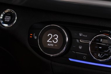 Dijital kontrol paneli araba kliması gösterge paneli. Modern araba iç kondisyon düğmeleri Bir arabanın içinde yakın görüş.