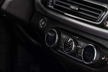 Dijital kontrol paneli araba kliması gösterge paneli. Modern araba iç kondisyon düğmeleri Bir arabanın içinde yakın görüş.