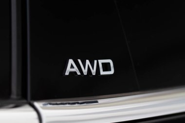Modern siyah SUV aracının AWD amblemi yakın görüş açısında. Tüm Tekerlekli Araç Krom Rozeti.