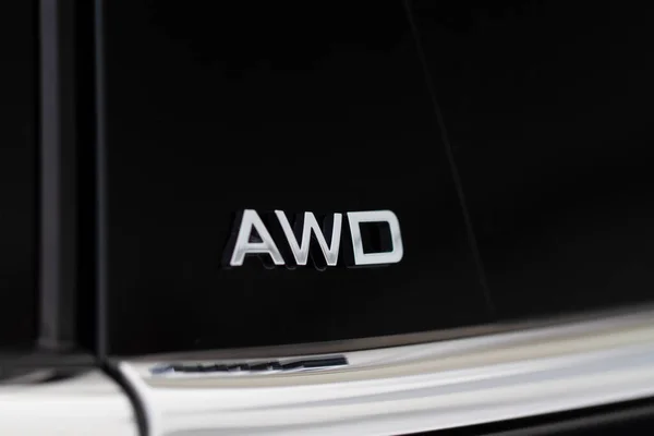 Modern siyah SUV aracının AWD amblemi yakın görüş açısında. Tüm Tekerlekli Araç Krom Rozeti.