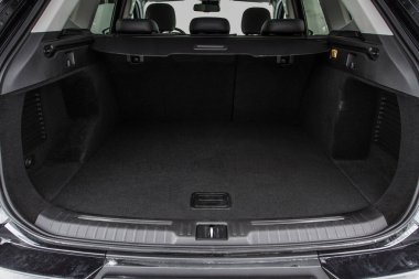 Minibüsün içinde kocaman, temiz ve boş bir araba bagajı var. Bagajı açık bir SUV 'nin arka görüntüsü.