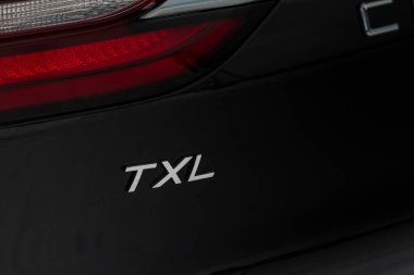 MOSKOW, Rusya - 23 Şubat 2021 TXL SUV SUV ön görüş. Chery Exeed TXL, Vantas TXL. TXL model araba rozeti. Siyah modern AR arka kapağına yakın görüş..