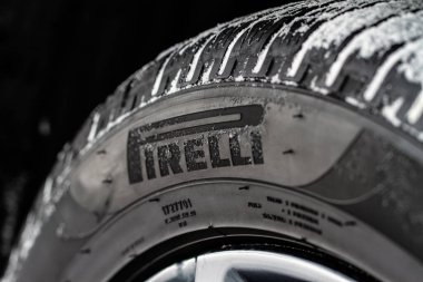MOSCOW, Rusya - 23 Şubat, 2021 Pirelli lastikleri yakın görüş. Pirelli Scorpion model lastik logosu yakın çekim görüntüsü. Kış lastikleri. 