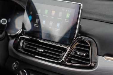 MOSKOW, Rusya - 23 Şubat 2021 TXL SUV iç mekan görüntüsü. Chery Exeed TXL / Vantas TXL. Araba medyası görüntüyü kapatıyor. Ekranda Carplay var. Ana Ekran.