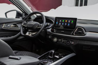 MOSKOW, Rusya - 23 Şubat 2021 TXL SUV Koyu renk iç mekan manzaralı. Gösterge paneli, sürücü koltuğu ve direksiyondaki eski logo yakın çekim görüntüsü. Chery Exeed TXL / Vantas TXL. 