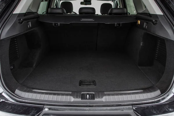 Minibüsün içinde kocaman, temiz ve boş bir araba bagajı var. Bagajı açık bir SUV 'nin arka görüntüsü.