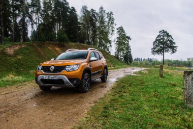 MOSCOW, Rusya - Mayıs 08, 2021 Renault Duster ikinci nesil. Dacia Duster olarak da bilinen kompakt SUV arabası. Dış cephe, çakıllı yoldaki doğa off-road arka planına yakından bakıyor. Turuncu 4x4 araba.