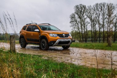 MOSCOW, Rusya - Mayıs 08, 2021 Renault Duster ikinci nesil. Dacia Duster olarak da bilinen kompakt SUV arabası. Dış cephe, çakıllı yoldaki doğa off-road arka planına yakından bakıyor. Turuncu 4x4 araba.