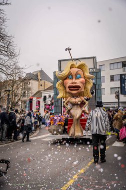 15-02-2026 Aalst yıllık karnaval geçidi sokaklarda