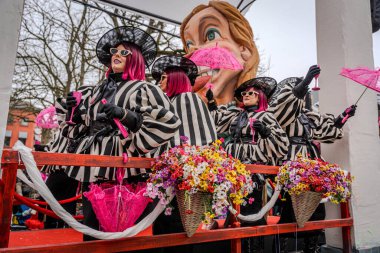 15-02-2026 Aalst yıllık karnaval geçidi sokaklarda