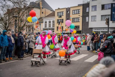 15-02-2026 Aalst yıllık karnaval geçidi sokaklarda