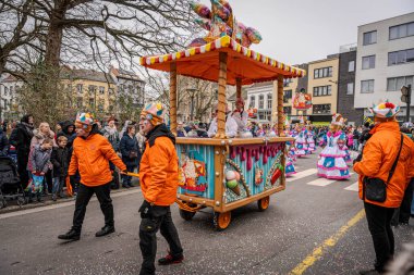 15-02-2026 Aalst yıllık karnaval geçidi sokaklarda