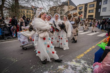 15-02-2026 Aalst yıllık karnaval geçidi sokaklarda