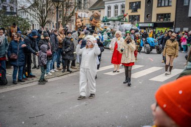 15-02-2026 Aalst yıllık karnaval geçidi sokaklarda