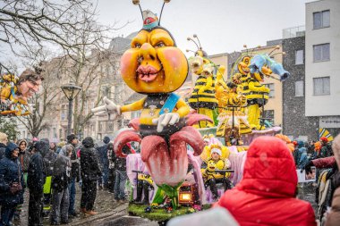 15-02-2026 Aalst yıllık karnaval geçidi sokaklarda