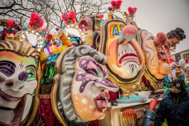 15-02-2026 Aalst yıllık karnaval geçidi sokaklarda