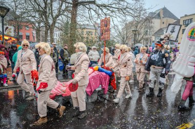 15-02-2026 Aalst yıllık karnaval geçidi sokaklarda