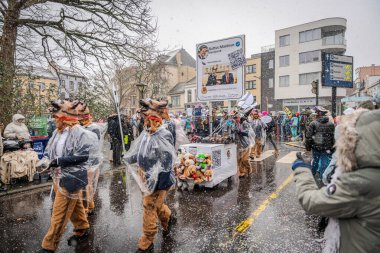 15-02-2026 Aalst yıllık karnaval geçidi sokaklarda