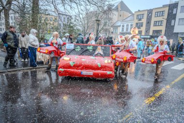 15-02-2026 Aalst yıllık karnaval geçidi sokaklarda
