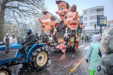 15-02-2026 Aalst yıllık karnaval geçidi sokaklarda