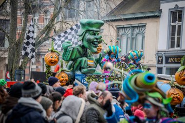 15-02-2026 Aalst yıllık karnaval geçidi sokaklarda