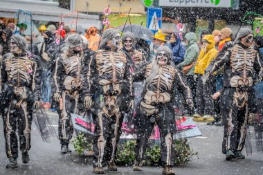 15-02-2026 Aalst yıllık karnaval geçidi sokaklarda