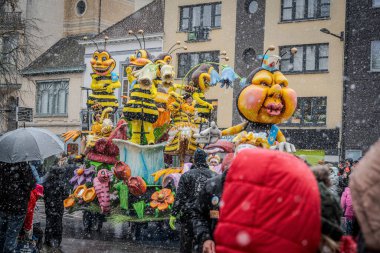 15-02-2026 Aalst yıllık karnaval geçidi sokaklarda