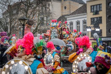 15-02-2026 Aalst yıllık karnaval geçidi sokaklarda