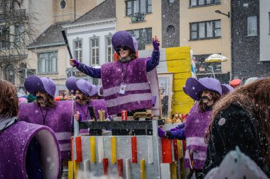 15-02-2026 Aalst yıllık karnaval geçidi sokaklarda