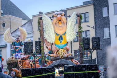 15-02-2026 Aalst yıllık karnaval geçidi sokaklarda