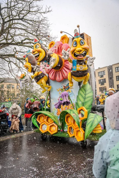 15-02-2026 Aalst yıllık karnaval geçidi sokaklarda