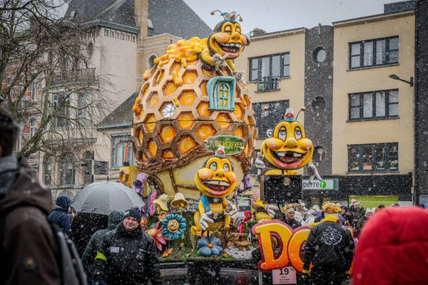 15-02-2026 Aalst yıllık karnaval geçidi sokaklarda
