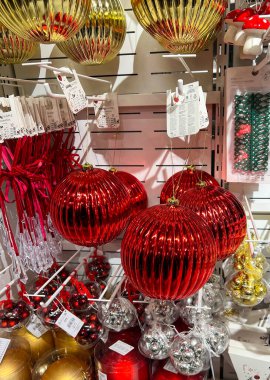 6 Kasım 2025 'te Polonya' nın Varşova kentindeki bir alışveriş merkezinin rafında Noel süsleri ve tatil süslemeleri sergilendi..