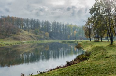 Sonbahar nehir bulutlar