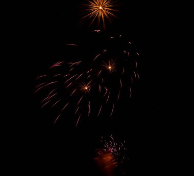 Kara gece gökyüzüne karşı havai fişek patlamaları