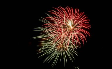 Kara gece gökyüzüne karşı havai fişek patlamaları
