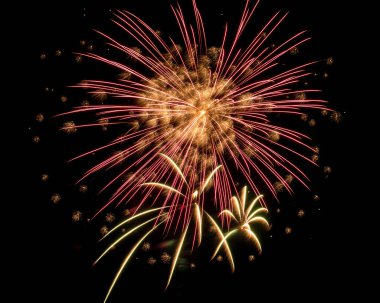 Kara gece gökyüzüne karşı havai fişek patlamaları