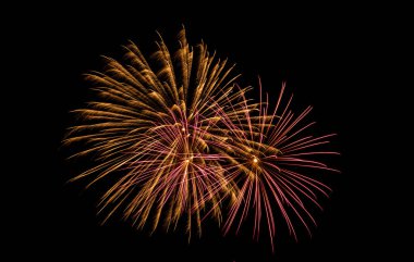 Kara gece gökyüzüne karşı havai fişek patlamaları