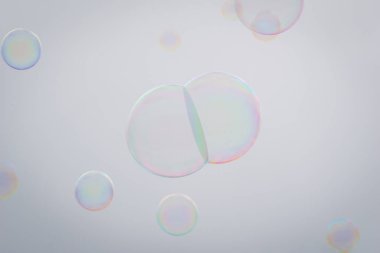 Gökkuşağı renginde kabarcıklar havada yüzüyor.