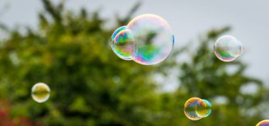 Gökkuşağı renginde kabarcıklar havada yüzüyor.