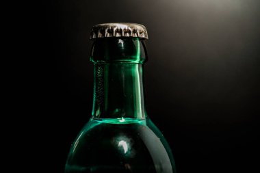 Mühürlü bir şişe yaka, metal kaplama, altı çizili ambalaj, ürün kimliği ve endüstriyel basitlik.