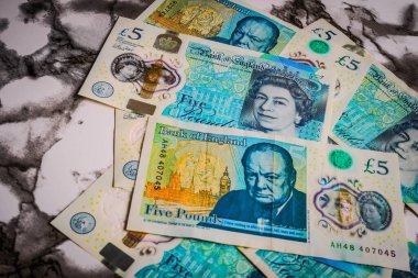 Almanya. 24 Ekim 2025. Çeşitli İngiliz banknotlarının tam kare makro görüntüsü, detaylı dokuları, renkleri ve para birimi tasarım elementlerini gösteriyor